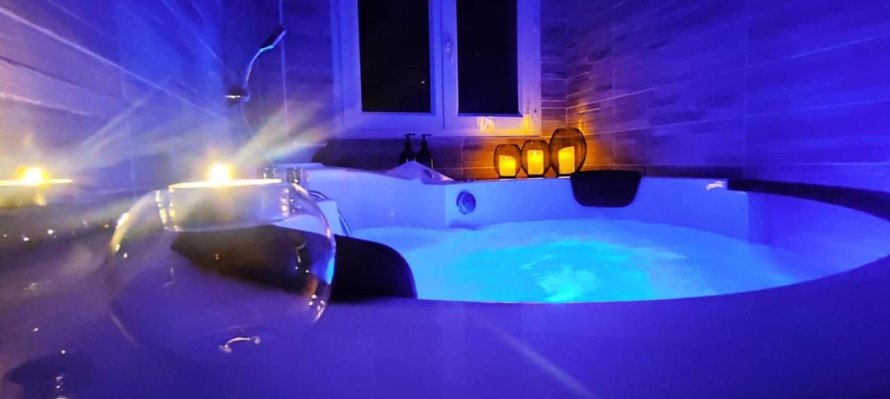 A L'Oree Des Pins - Gite Et Spa De 30 M2- Home Cinema Et Massage En Sup Cuges-les-Pins Luaran gambar